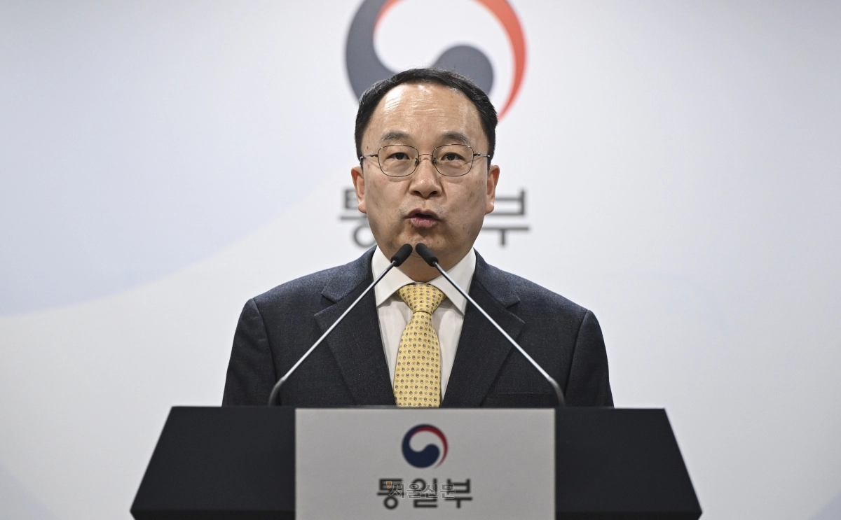 구병삼 통일부 대변인이 4일 서울 종로구 정부서울청사에서 김영남 전 북한 최고인민회의 상임위원장의 사망과 관련한 정동영 통일부 장관 명의의 조의문을 발표하고 있다. 2025.11.4 이지훈 기자