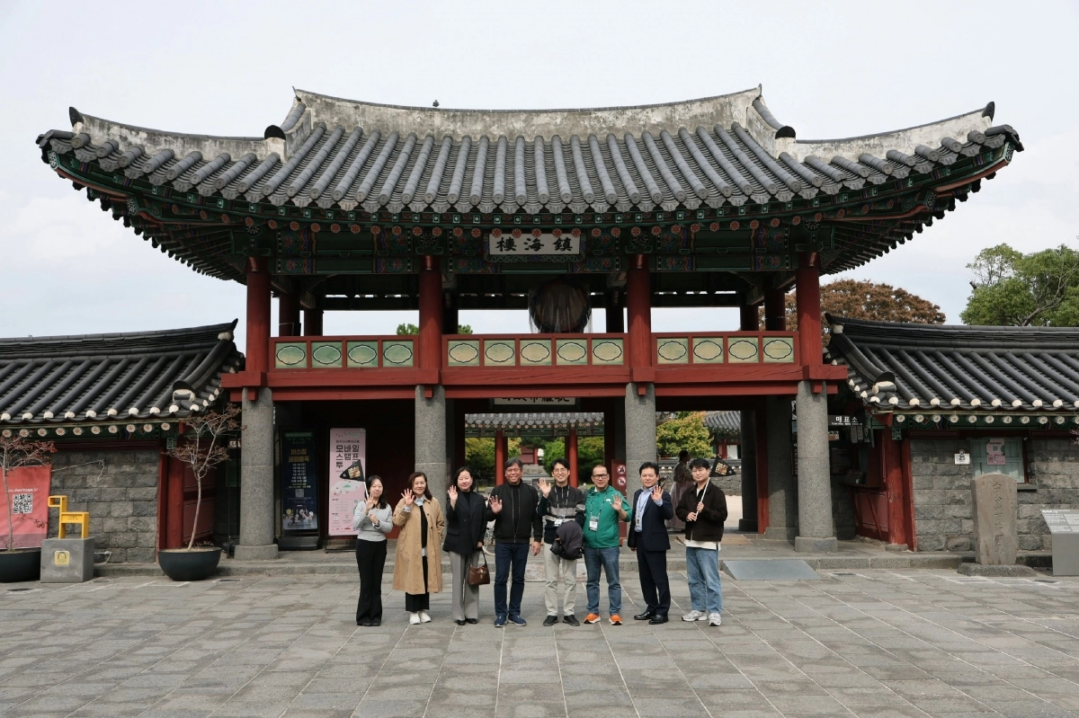 카지노포럼 참가자들이 제주목관아를 방문하고 있다. 제주도 제공