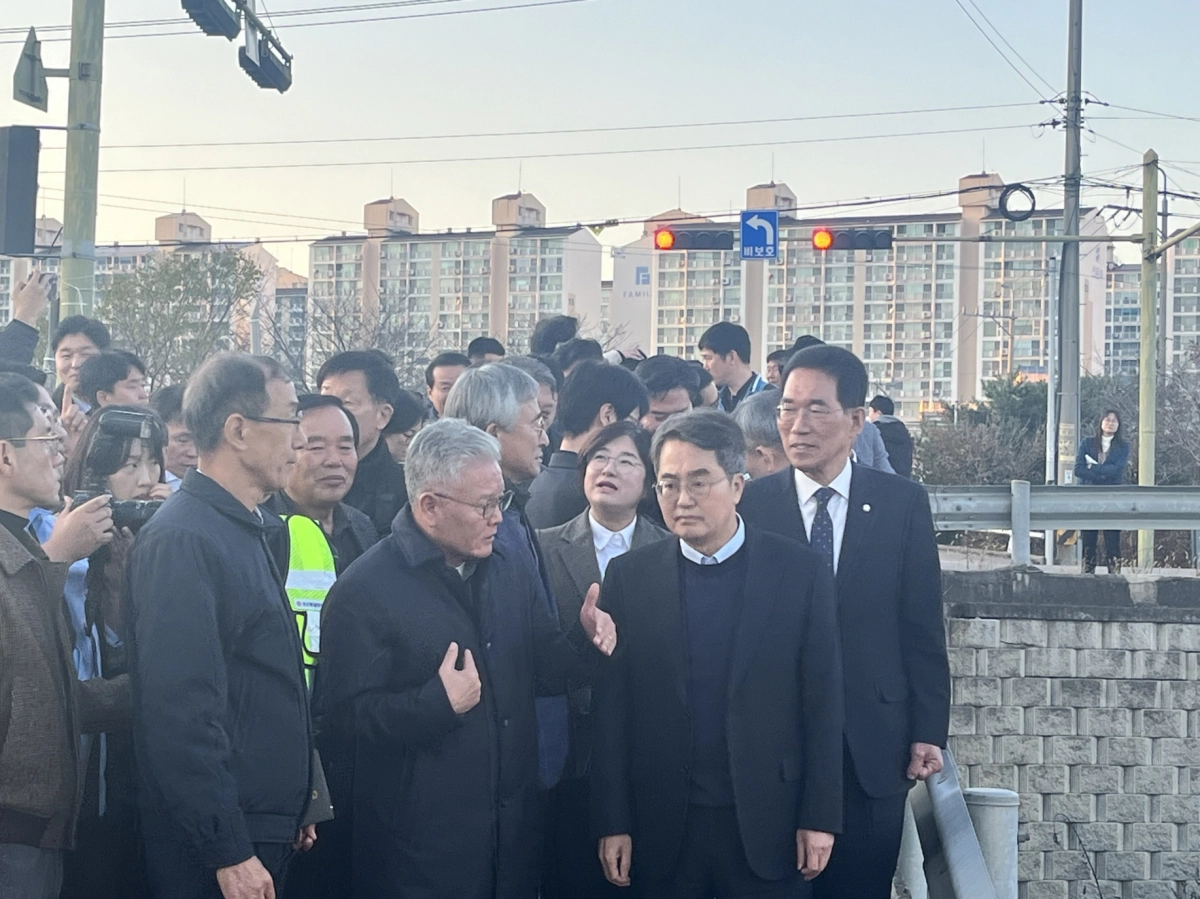 홍원길 의원이 11월 3일 김포시 고촌읍 계양천 저류지 현장에서 열린 착공 및 공공 RE100도입 현장 설명회에서 김동현 경기도지사에게 의견을 전달하고 있다.(사진=경기도의회)