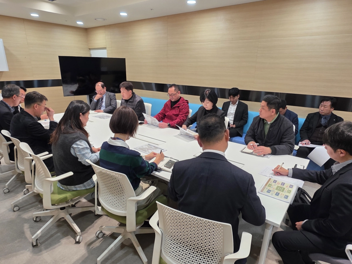 김완규 의원이 경기도의회 심홍순 의원, 경기도교육청 사립학교과 및 의회협력과 관계자, 고양예술고등학교 관계자 등과 함께 고양예고 기숙사 건립 추진을 위한 간담회를 진행하고 있다.(사진=경기도의회)