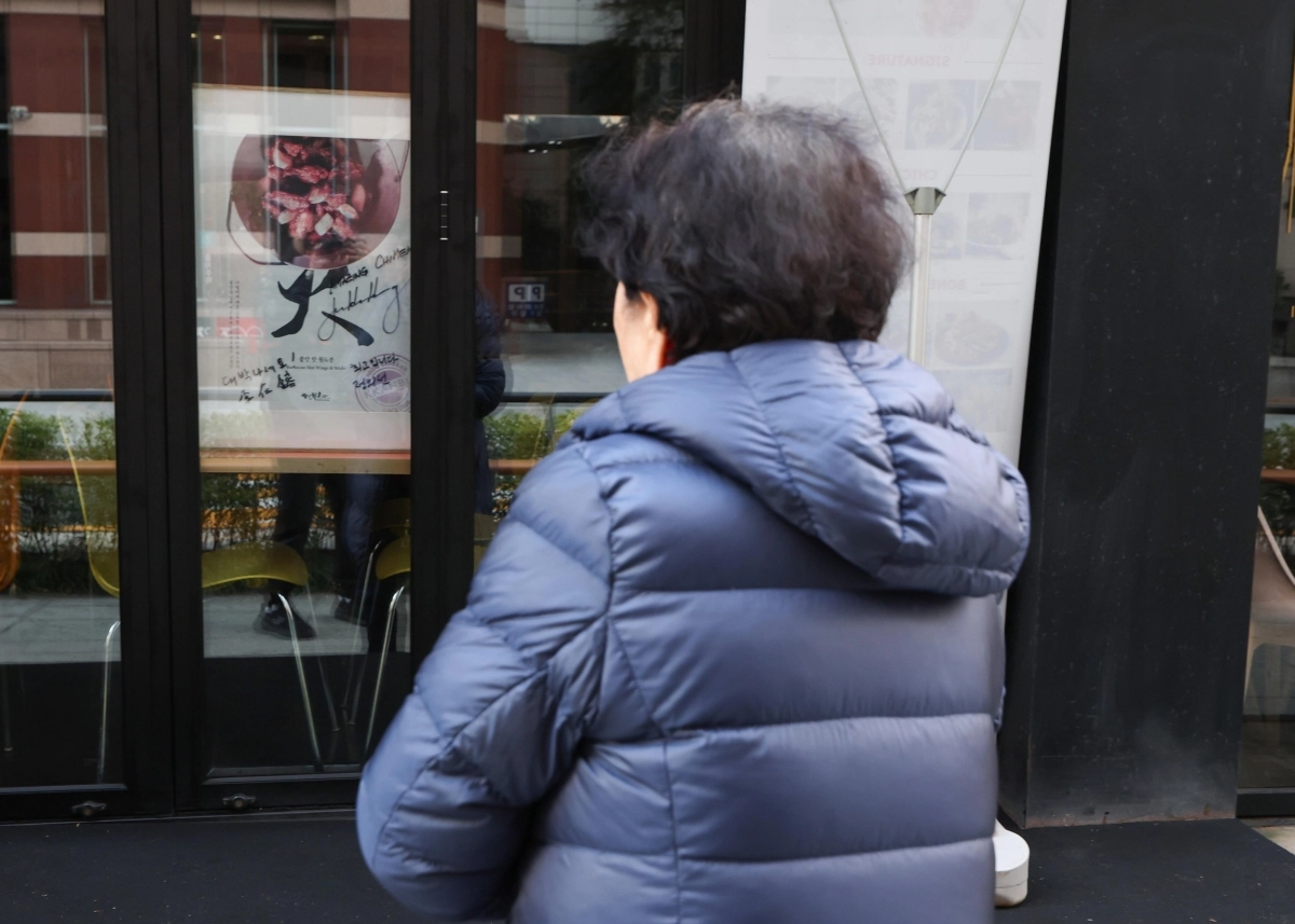 젠슨 황·이재용·정의선 서명 포스터 놓인 깐부치킨 삼성점