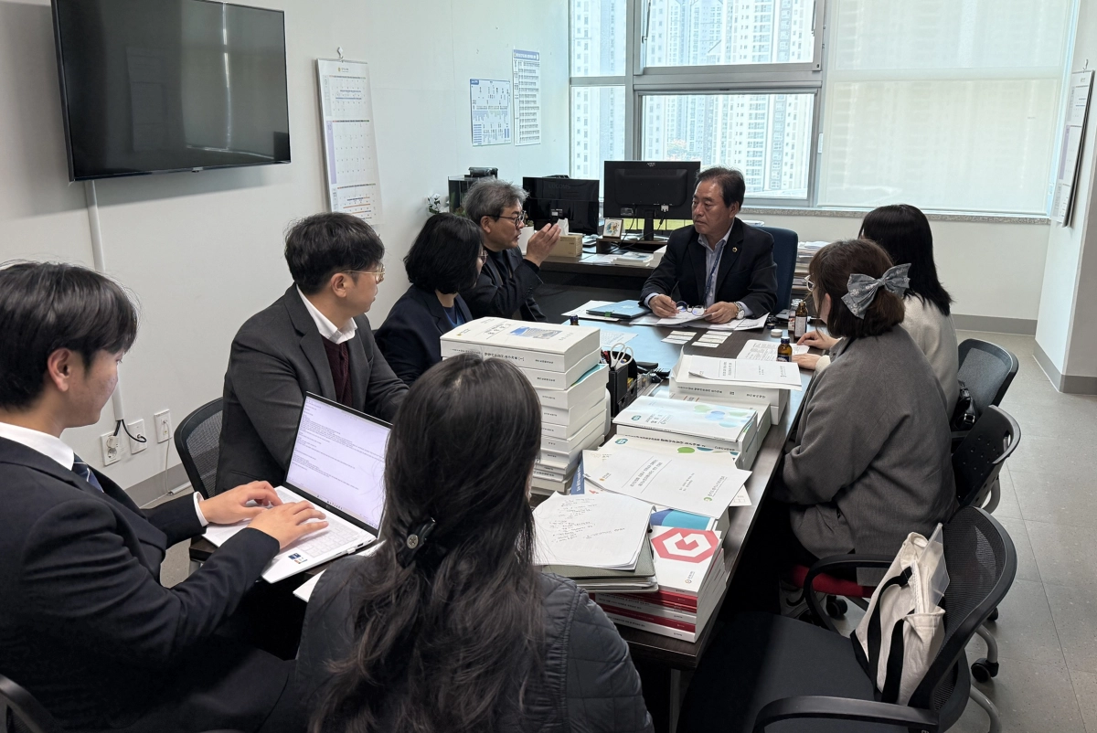 김동규 의원이 4일, 경기도의회에서 경기도재가노인복지협회 관계자들과 ‘재가노인지원서비스 현안 간담회’를 진행하고 있다.(사진=경기도의회)