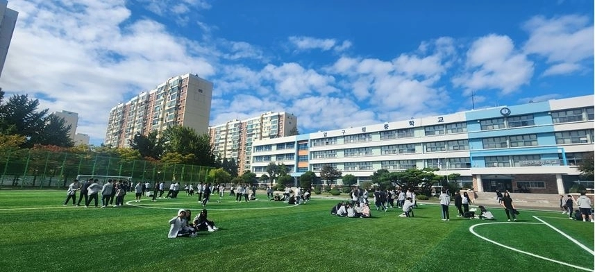 완공된 압구정중학교 인조잔디구장