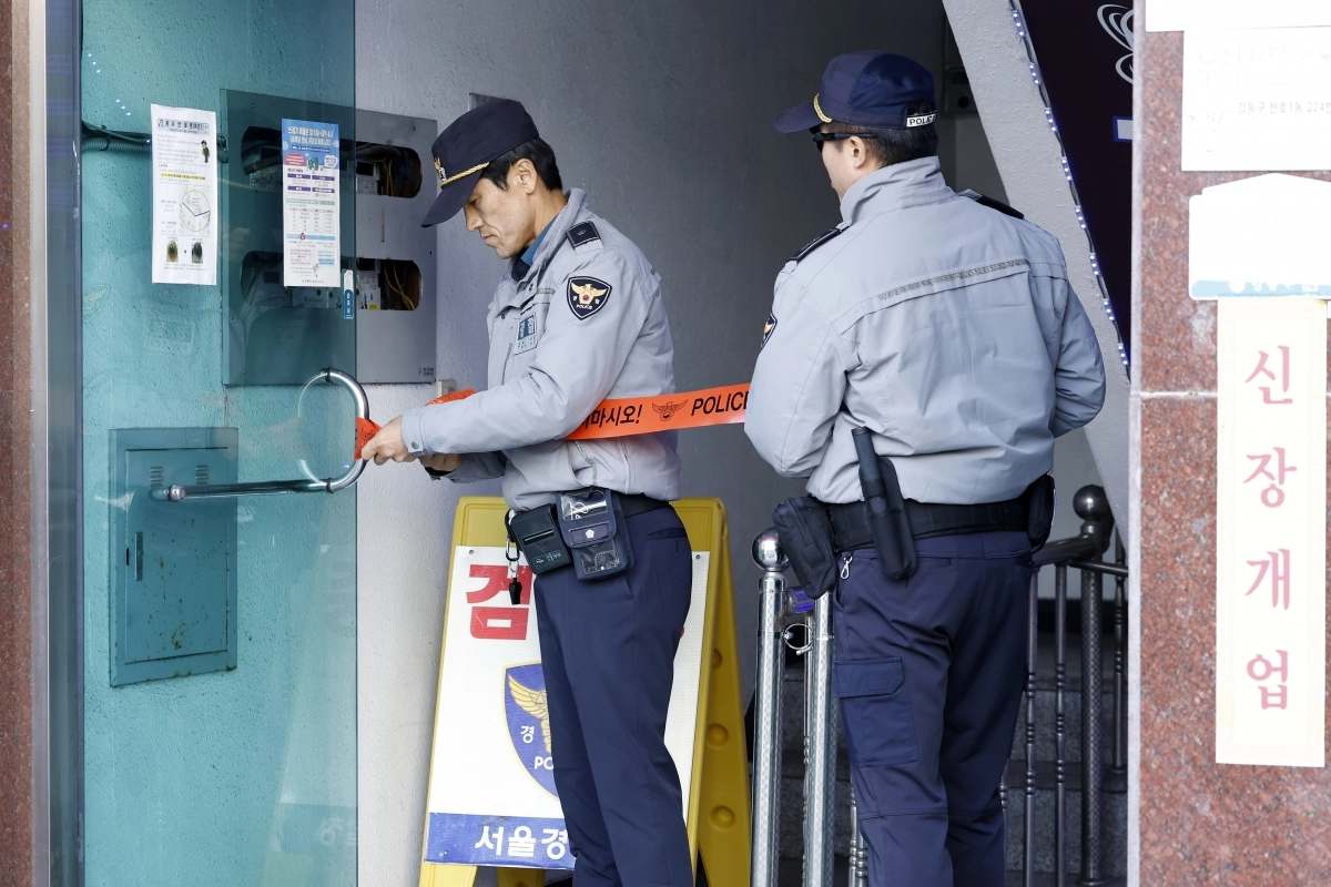 폴리스라인 설치되는 천호동 흉기 난동 사건 현장