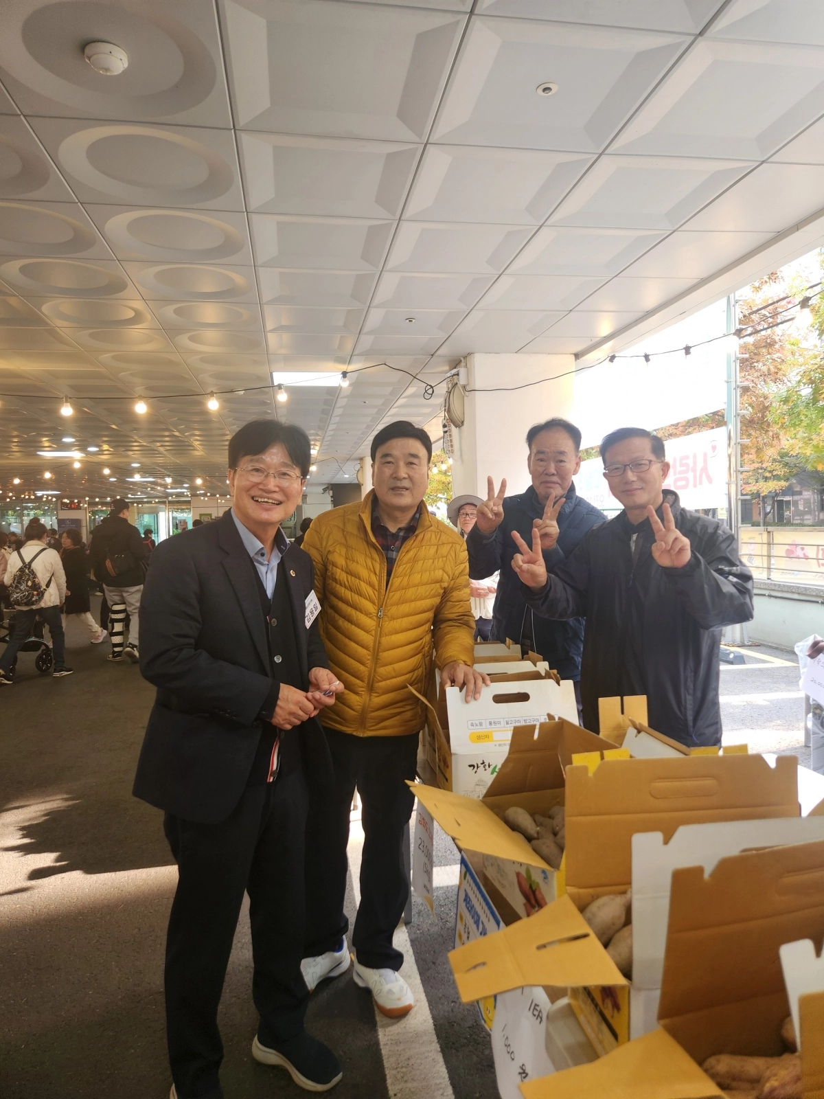 지난달 31일 북가좌2동 바자회에 참석한 김용일 의원(왼쪽에서 첫 번째)