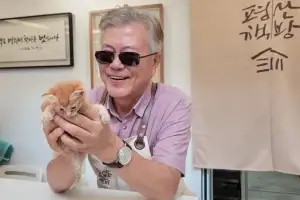 문재인 前대통령 이달 중 유튜버 데뷔