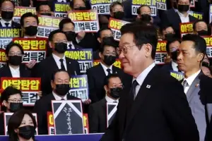 [포토] 국민의힘 시위 앞 지나는 이재명 대통령