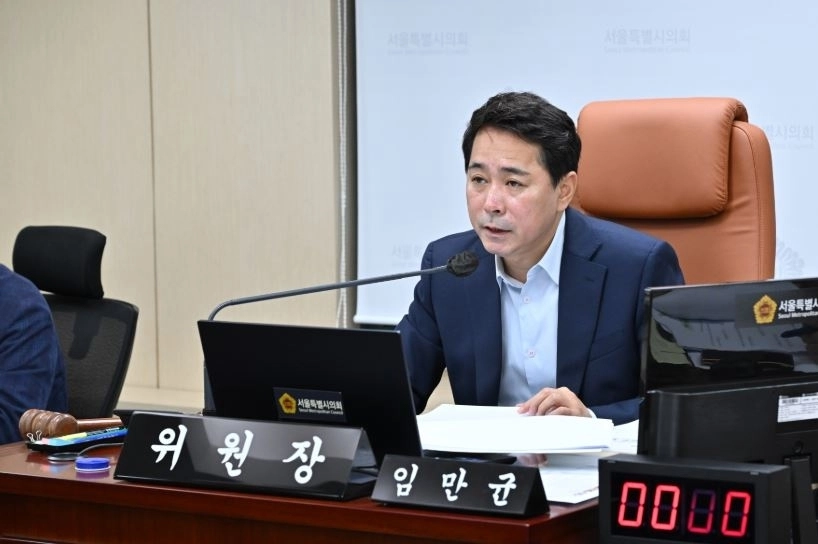 상임위원회 회의에서 발언하는 임만균 위원장