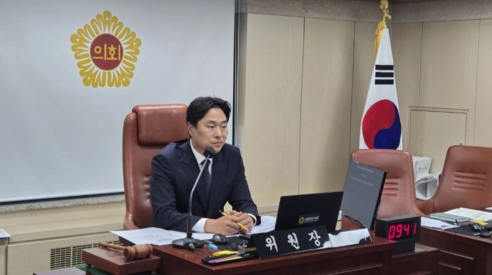 지난 4일 제333회 정례회 행정사무감사에서 상임위원회를 주재하는 이종배 위원장