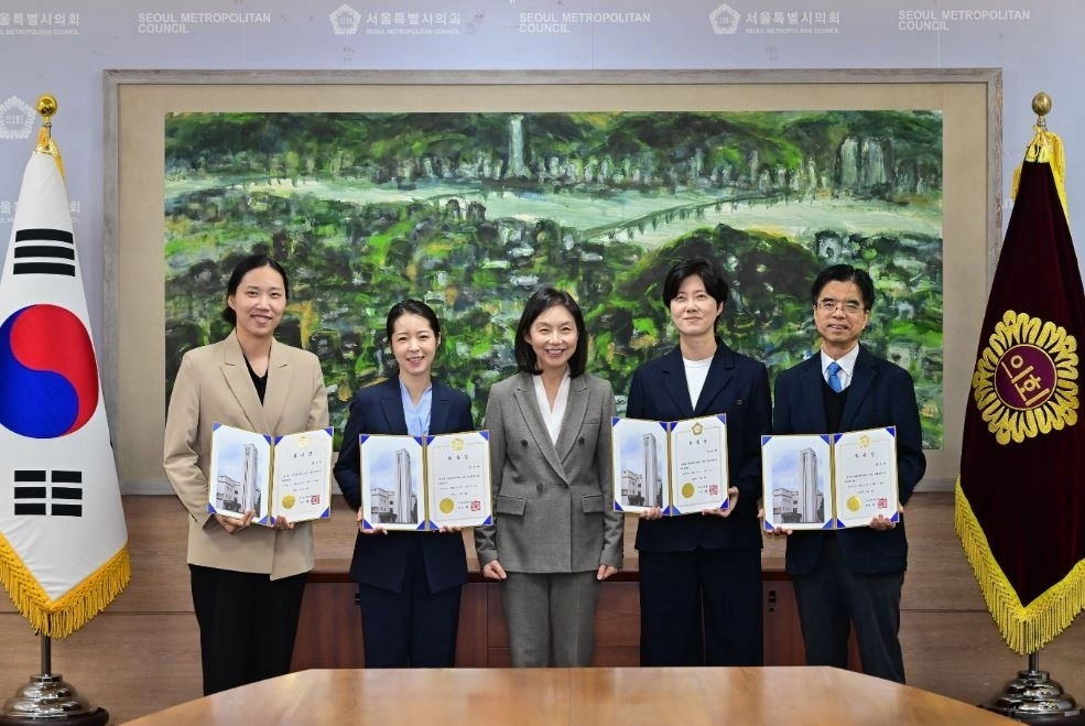 지난 4일 입법·법률고문 위촉식을 갖고 고문 7명을 신규·재위촉한 최호정 의장(가운데)