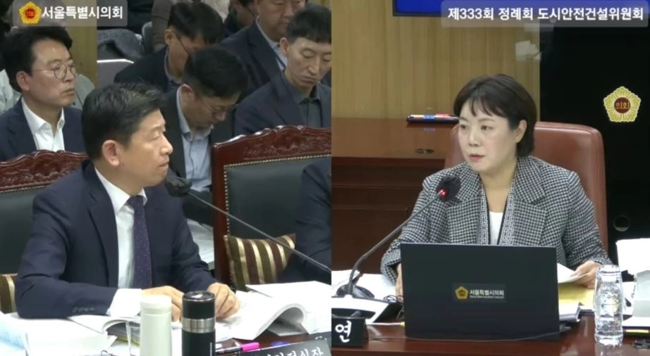 박성연 의원이 제333회 정례회 도시안전건설위원회 행정사무감사에서 재난안전실장에게 질의하고 있다.