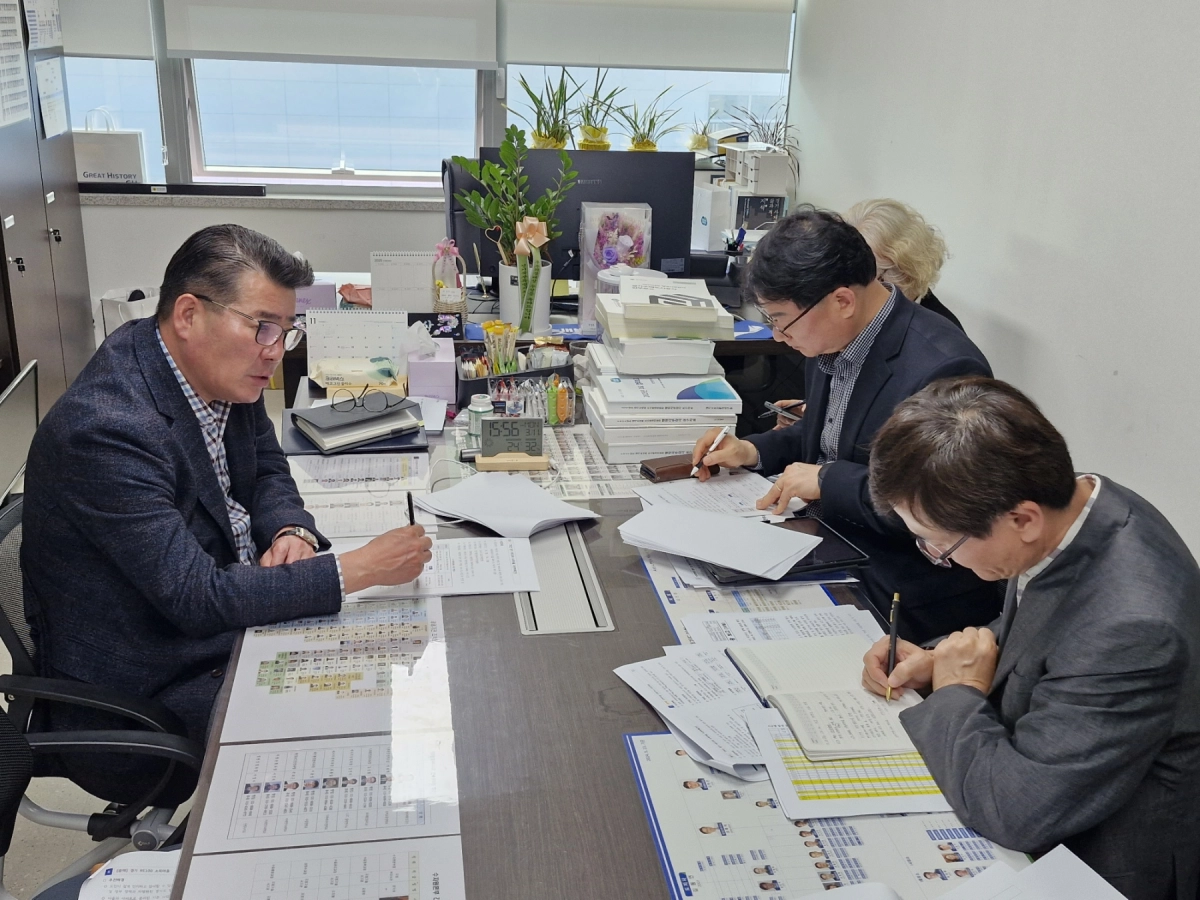 유종상 의원이 11월 3일 광명시흥 3기 신도시, 광명시흥 첨단산업단지, 광명유통단지의 조성 관련 주요 현안 협의를 위해 관계 공무원과 정담회를 갖고 있다.(사진=경기도의회)