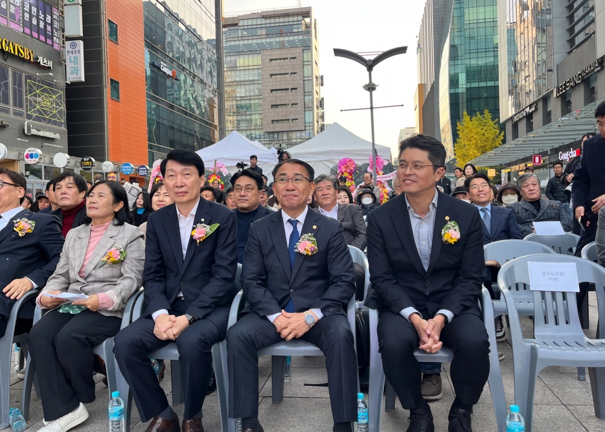 김선영 의원이 11월 4일 오후, 성남시 판교역 광장에서 개최된 ‘2025 경기도 소상공인 상생한마당’ 개막식에 참석해 내빈들과 함께 착석해 있다.(사진=경기도의회)