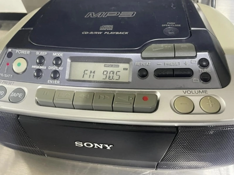 아버지가 하숙집으로 들고 온 오디오 플레이어. 스레드 캡처