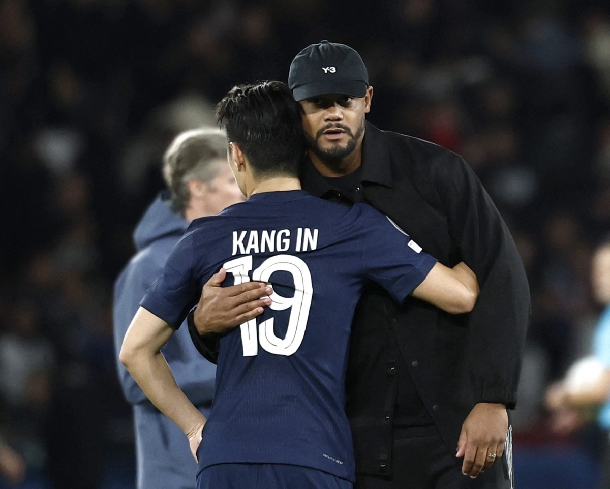 파리 생제르맹 이강인이 5일(한국시간) 프랑스 파리의 파르크 데 프랭스에서 열린 2025~26 유럽챔피언스리그(UCL) 리그 페이즈 4차전 바이에른 뮌헨과의 홈 경기에서 1-2로 패한 뒤 뱅상 콩파니 뮌헨 감독과 포옹하고 있다. 로이터 연합뉴스
