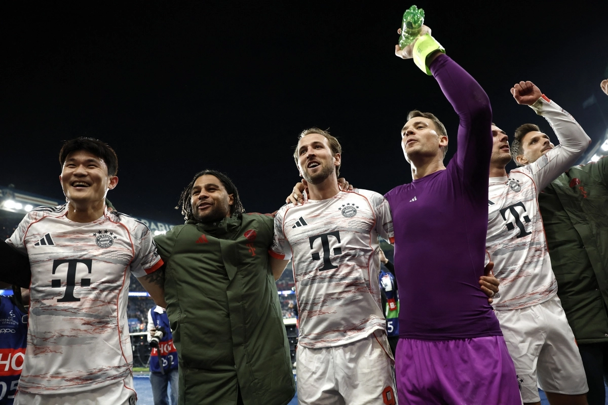 바이에른 뮌헨 김민재(왼쪽)가 5일(한국시간) 프랑스 파리의 파르크 데 프랭스에서 열린 2025~26 UCL 리그 페이즈 4차전 파리 생제르맹과의 원정 경기에서 2-1로 이긴 뒤 동료들과 기뻐하고 있다. 로이터 연합뉴스