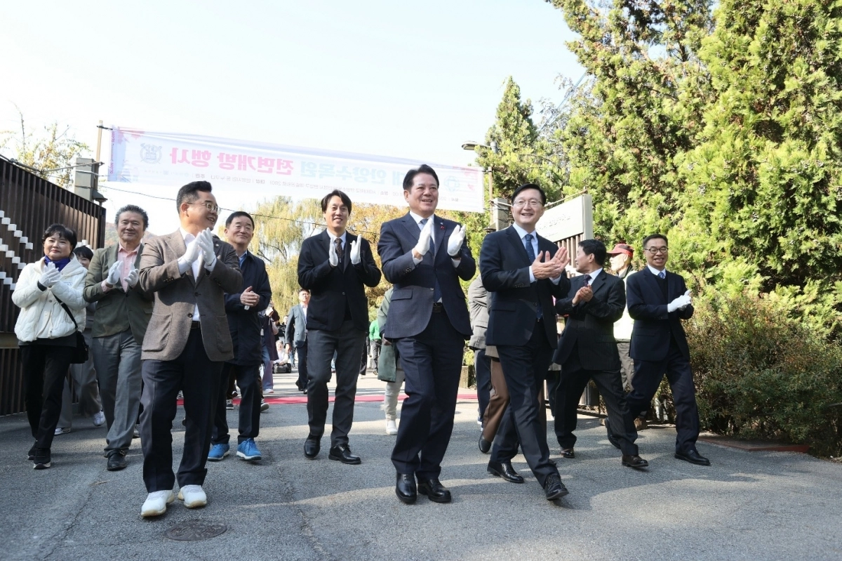 5일 서울대안양수목원 개방행사에 참석한 최대호 안양시장(앞줄  가운데)가 개방 세레머니를 하고 있다. (안양시 제공)