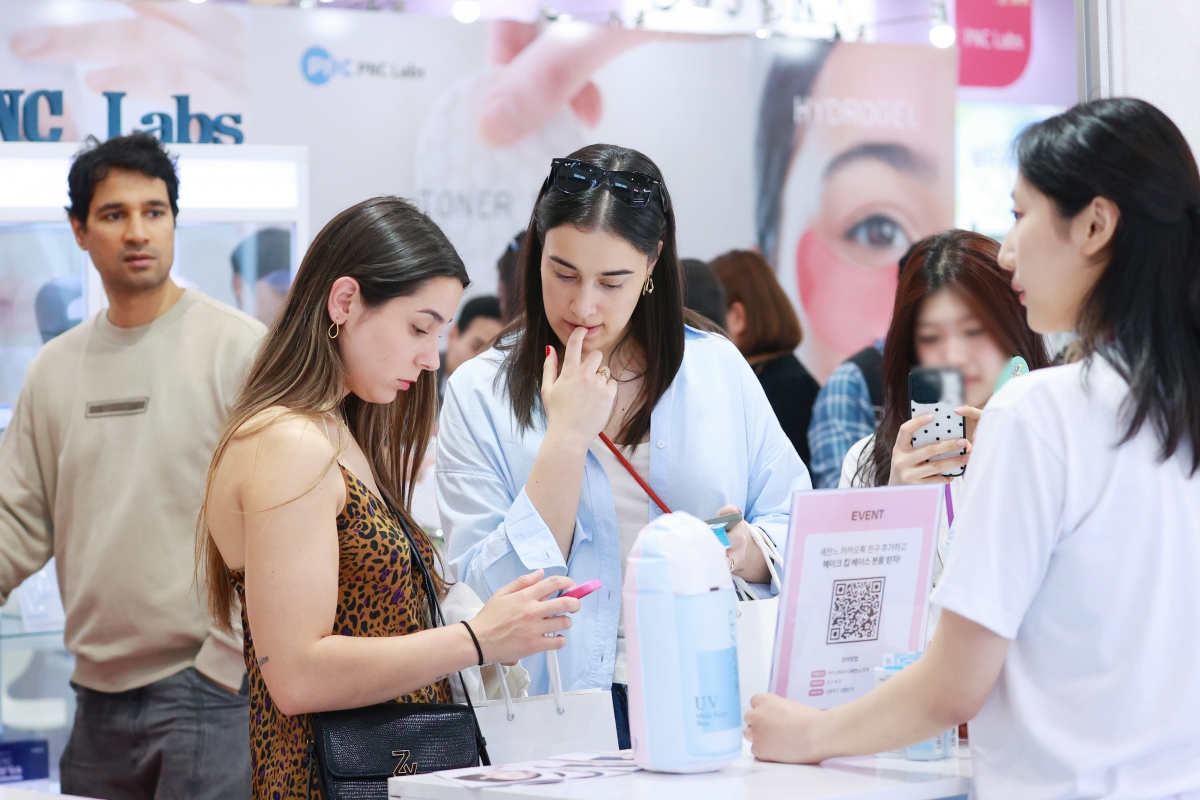지난 5월 서울 강남구 코엑스에서 열린 2025 서울국제화장품미용산업박람회 및 국제건강산업박람회를 찾은 외국인 관람객들이 제품을 살펴보고 있다. 연합뉴스