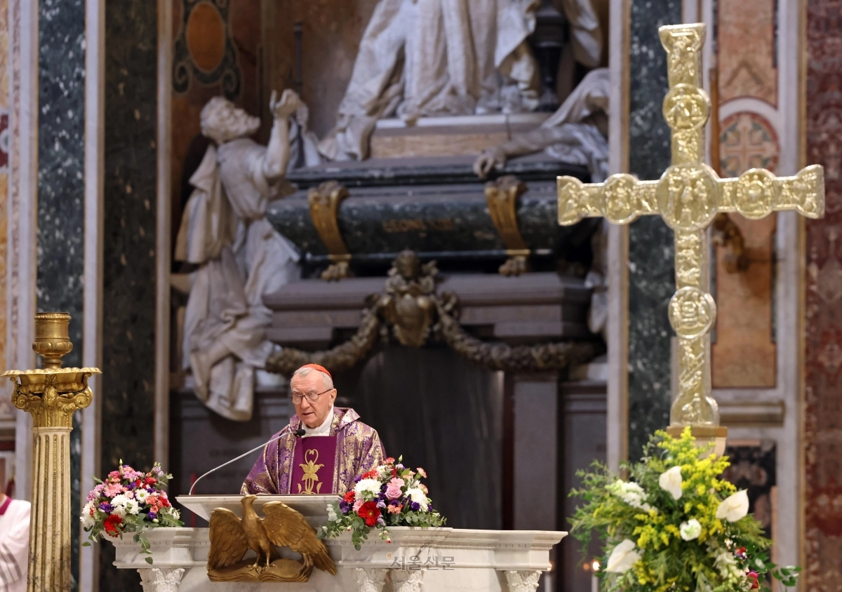 피에트로 파롤린(Pietro Parolin) 교황청 국무원장이 2023년 12월 이탈리아 로마 라테라노 대성당에서 한-교황청 60주년 기념 특별미사를 집전하고 있다. 문체부 제공
