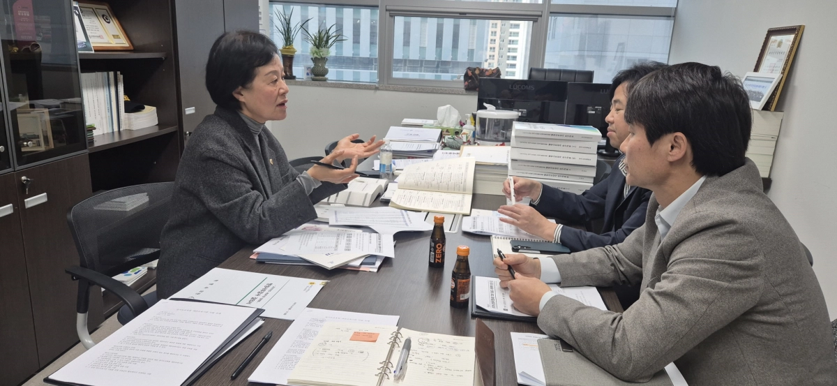 박명숙 의원이 4일 경기도교육청 관계자들과 양평초등학교 학교공간 재구조화 사업 개축 요청 관련 간담회를 갖고 있다.(사진=경기도의회)