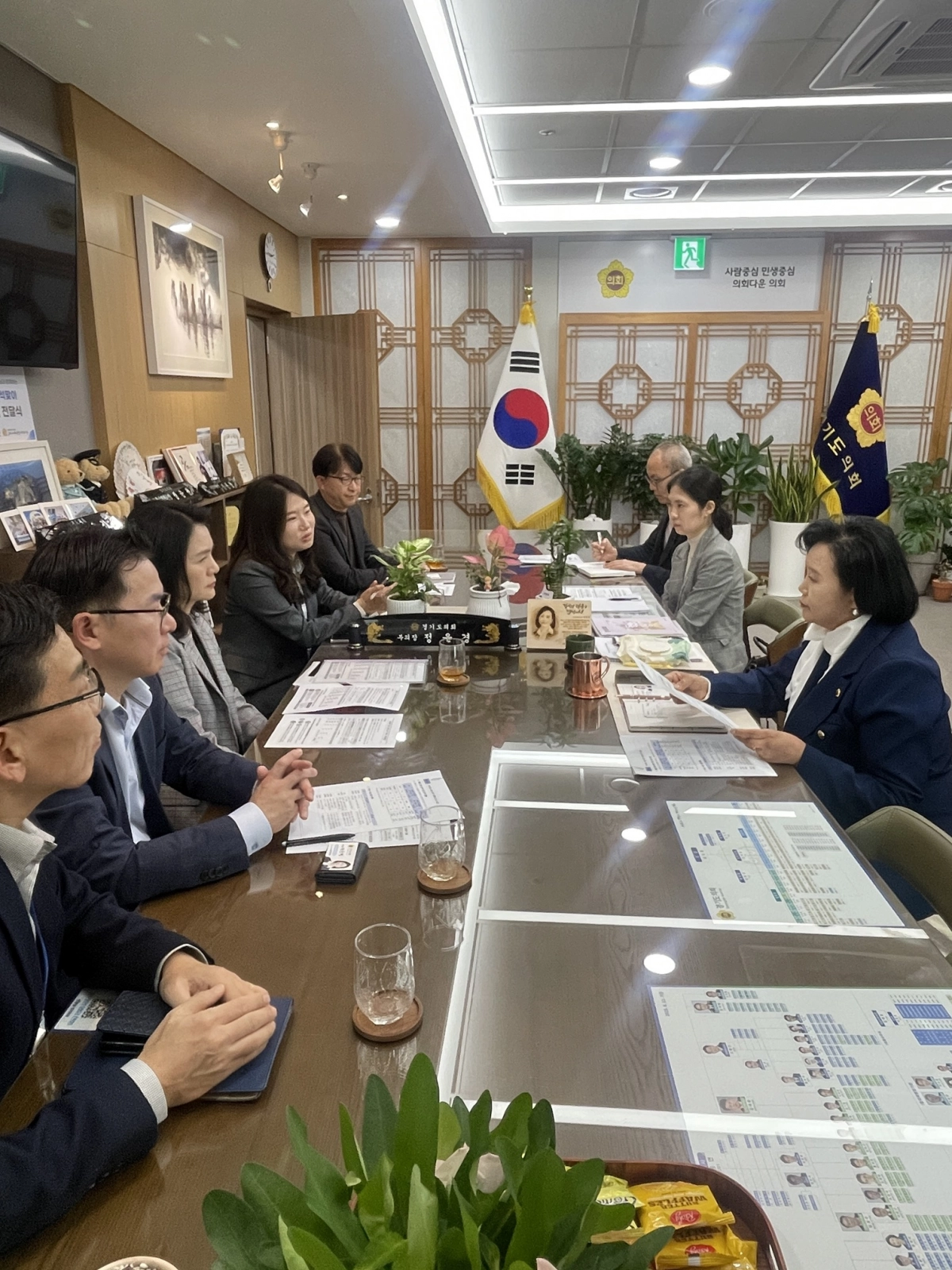 정윤경 부의장이 4일 경기도의회 부의장실에서 경기도일자리재단 관계자들로부터 ‘청년 엔지니어 육성사업’ 추진 현황을 보고받고 향후 지원 방향을 논의하고 있다.(사진=경기도의회)