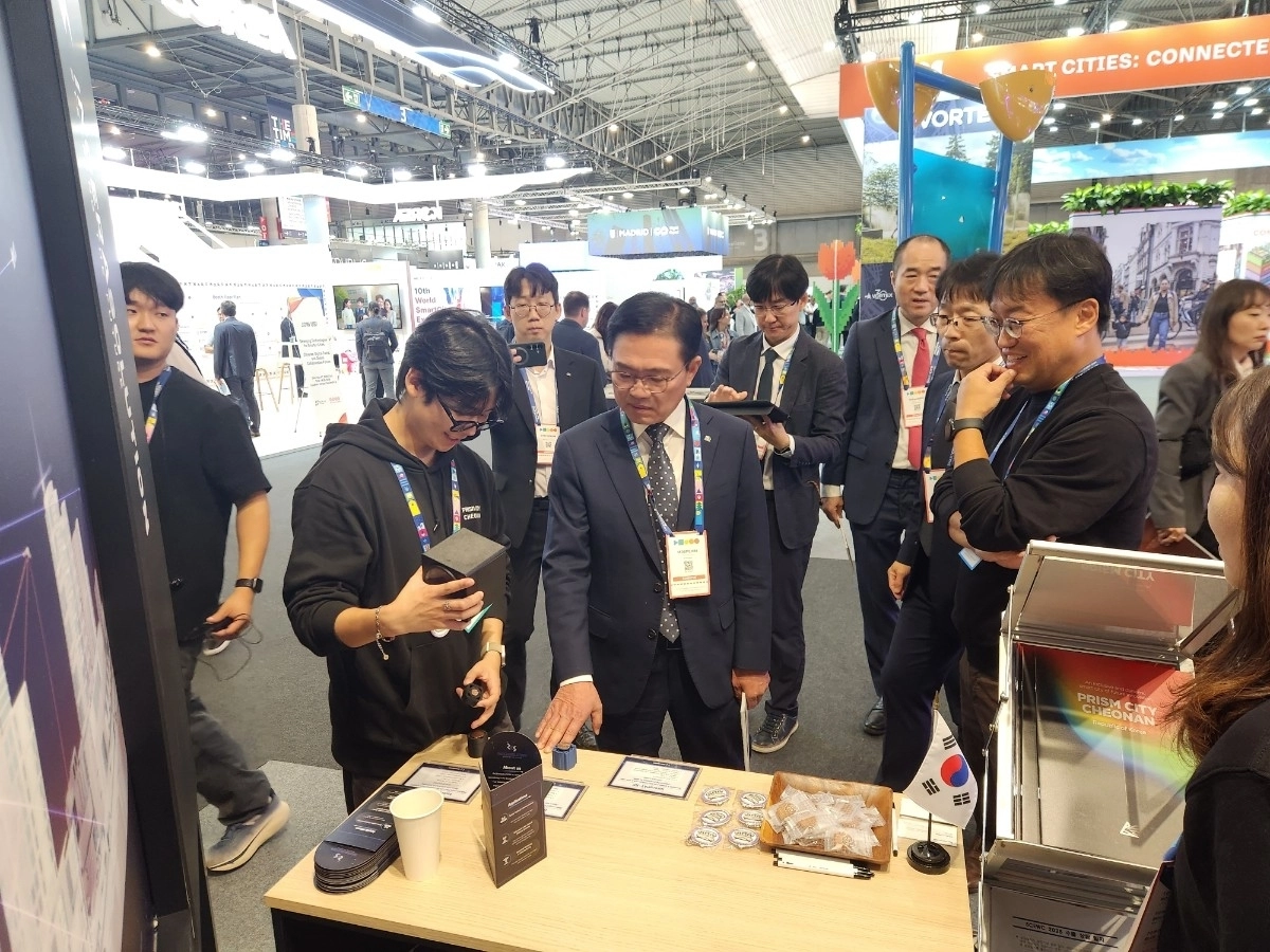 김석필 천안시장 권한대행이 스페인 바르셀로나 열리는 2025 스마트시티 엑스포 월드 콩그레스에 개관한 ‘천안관’을 둘러보고 있다.  천안시 제공