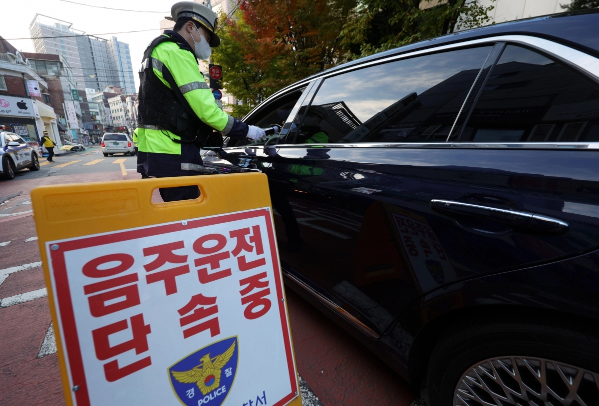 4일 서울 강남구 논현초등학교 인근에서 열린 서울교통 Re-디자인 프로젝트 관련 ‘속 시원한 교통 단속’ 동행 취재에서 경찰들이 어린이보호구역 주변 음주운전 및 정지선 위반 등을 단속하고 있다. 2025.11.04 뉴시스