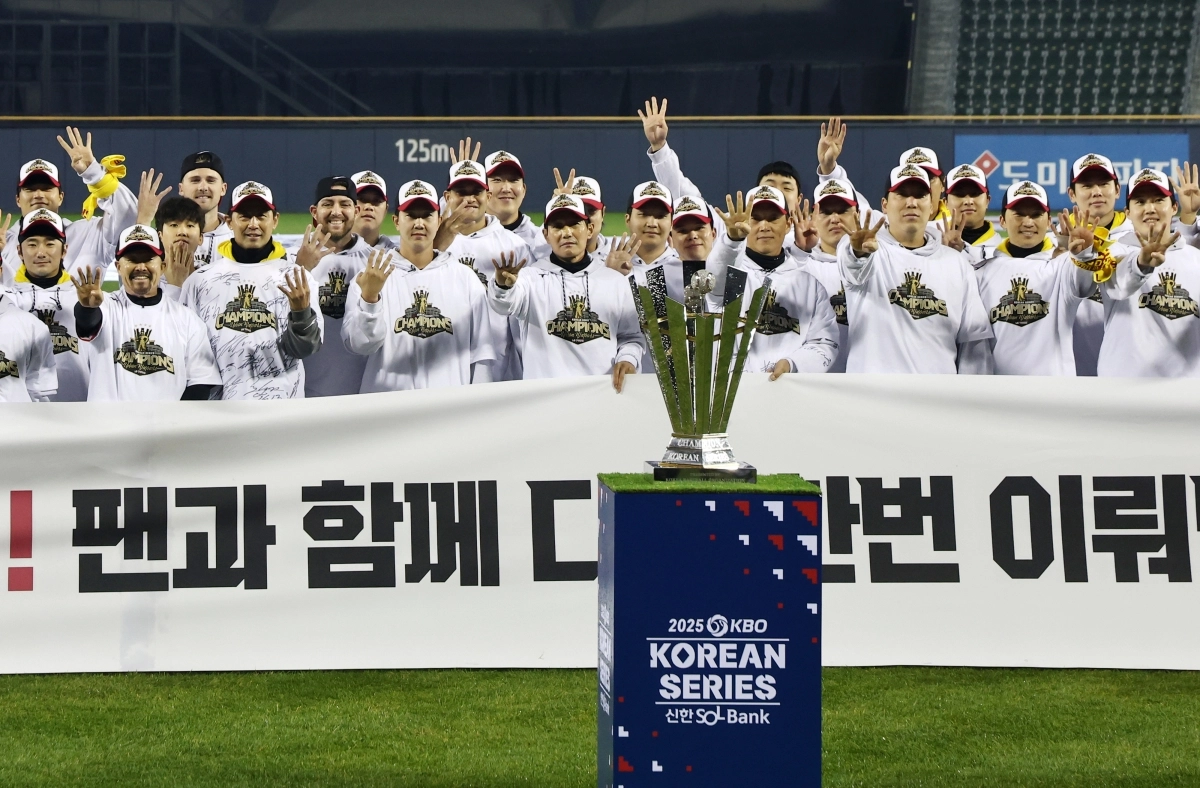 LG 트윈스 선수단이 1일 서울 잠실야구장에서 2025 KBO리그 통합우승 기념식을 진행하고 있다. 연합뉴스