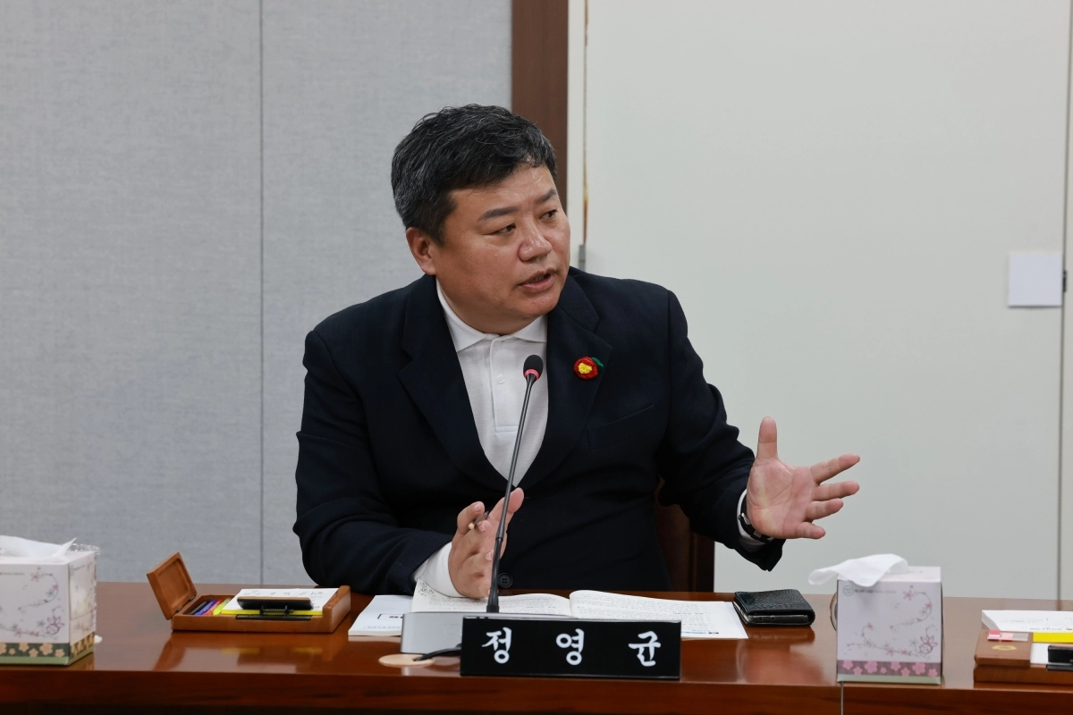 정영균 도의원이 기획행정위원회에서 전남형 기본소득의 단년도 시행을 질타하고 있다.