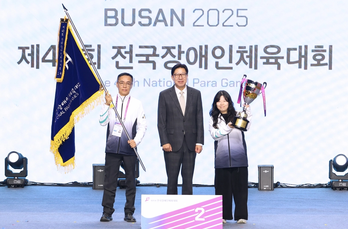 5일 부산 사직체육관에서 열린 전국장애인체육대회 폐막식에서 종합 2위를 차지한 서울이 박형준 부산시장에게 축하받고 있다. 대한장애인체육회 제공