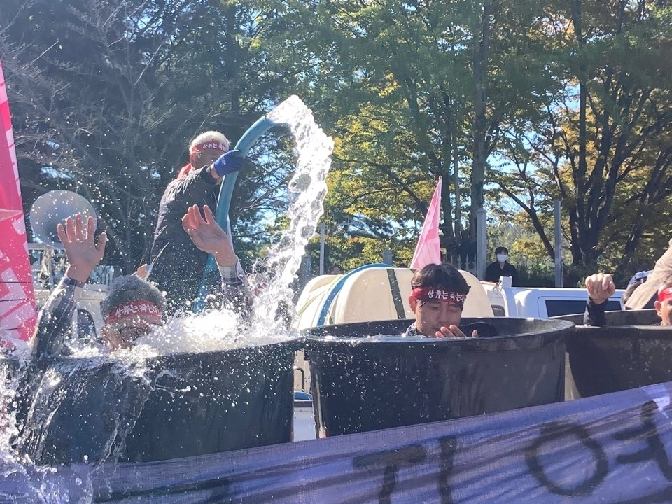 산청군 청현·야정·신안·수대 4개 마을 수해 비상대책위원회가 지난 3일  진주시 내동면 수자원공사 남강댐지사 앞에서 ‘남강댐 상류 지역 주민 총궐기대회’를 열고 있다. 2025.11.5. 비상대책위 제공