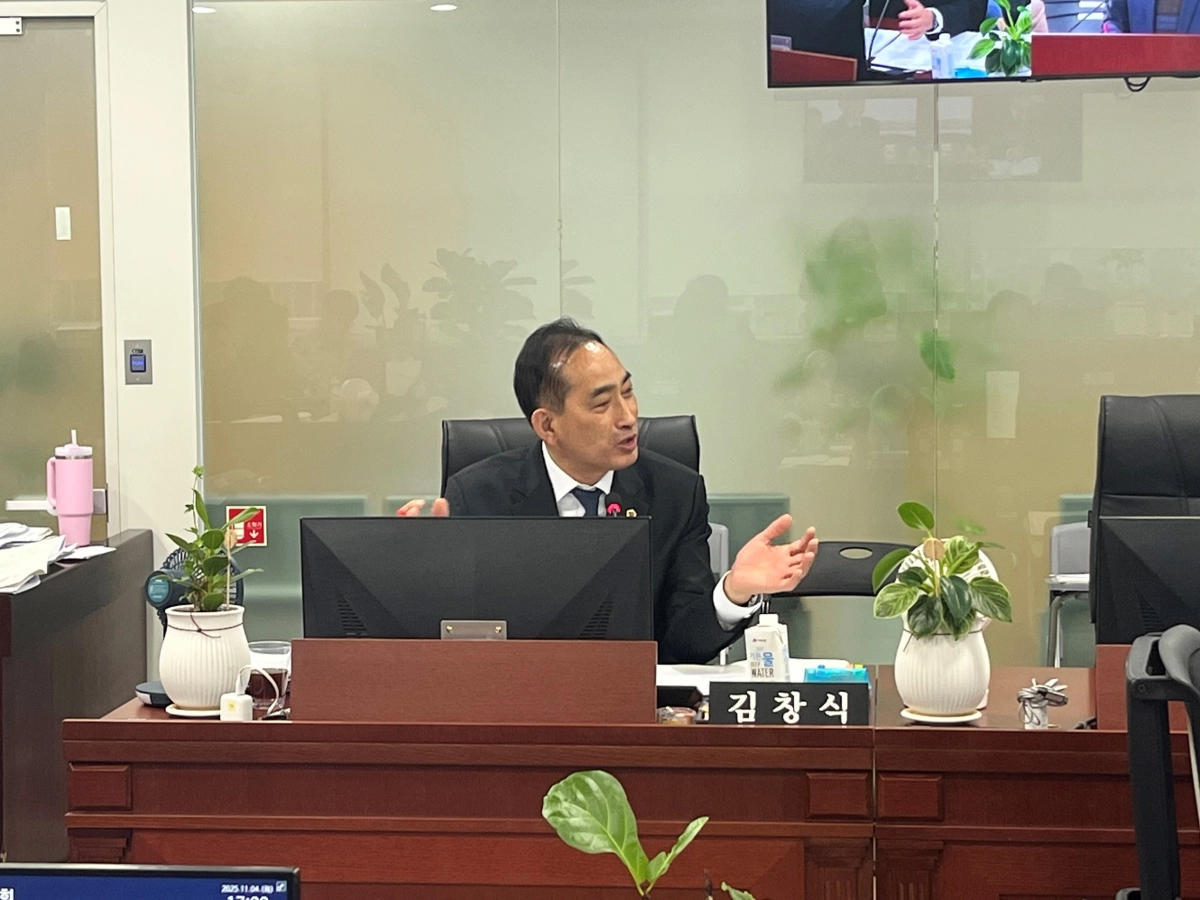 4일 경기도의회 농정해양위원회 회의에서 김창식 의원이 도래미마켓 활성화 방안에 대해 질의하고 있다.(사진=경기도의회)