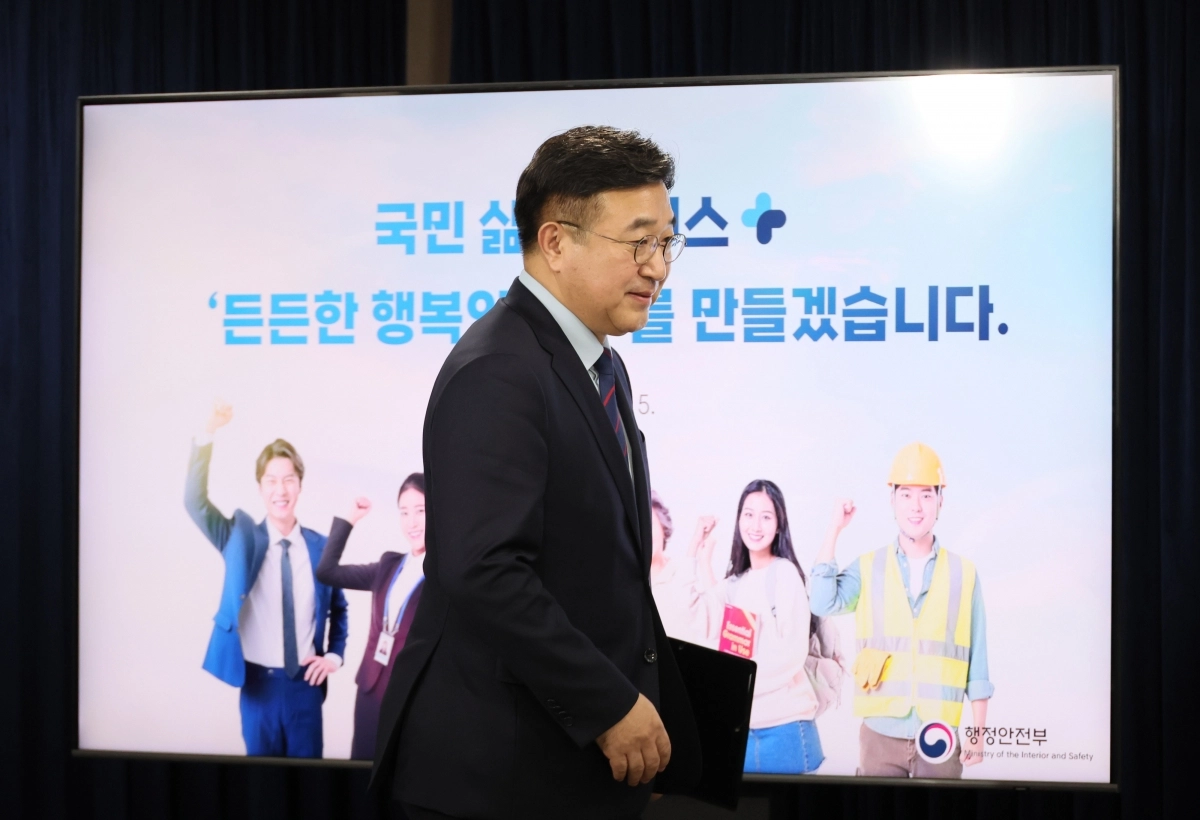 브리핑실 들어서는 윤호중 장관     (서울=연합뉴스) 이정훈 기자 = 윤호중 행정안전부 장관이 5일 서울 종로구 정부서울청사에서 기자 브리핑을 하기 위해 입장하고 있다. 2025.11.5     uwg806@yna.co.kr