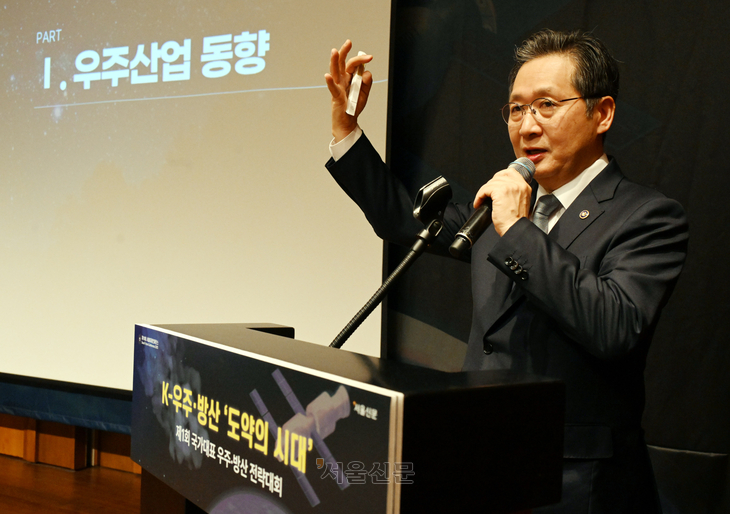 윤영빈 우주항공청장이 5일 서울 중구 신라호텔에서 열린 ‘제1회 국가대표 우주·방산 전략대회’에서 ‘차세대 발사체 한국우주산업의 도약’을 주제로 기조연설을 하고 있다. 안주영 전문기자