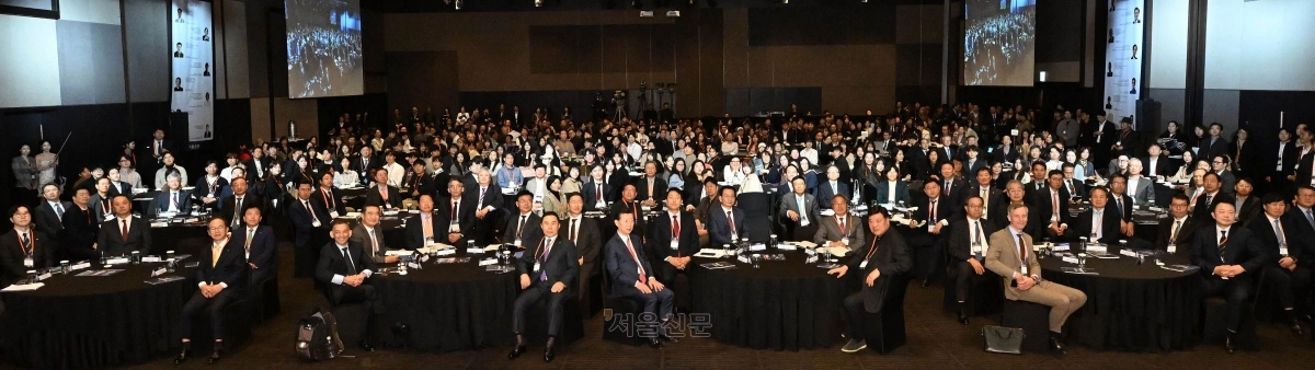 5일 서울 중구 서울신라호텔에서 열린 ‘2025 서울미래컨퍼런스’ 개회식에서 김상열(앞줄 가운데 테이블 왼쪽 세 번째) 서울신문 회장과 오세훈(두 번째) 서울시장을 비롯한 내빈과 연사들이 기념사진을 찍고 있다. 앞줄 왼쪽 첫 번째 테이블 왼쪽부터 양종희 KB금융지주 회장, 함영주 하나금융그룹 회장, 디라지 무케르지 샤잠 공동창업자, 유경선 유진그룹 회장, 조억헌 서울신문 부회장, 박상진 한국산업은행 회장, 윤홍근 제너시스BBQ그룹 회장, 조민제 국민일보 회장, 김홍국 하림그룹 회장, 오 시장, 김 회장, 강기정 광주광역시장, 서정진 셀트리온 회장, 이찬우 NH농협금융지주 회장, 옌스 오르펠트 RWE 아·태 대표, 임종룡 우리금융지주 회장, 진옥동 신한금융그룹 회장, 김성태 IBK 기업은행장, 김태균 서울신문 콘텐츠본부장. 홍윤기 기자