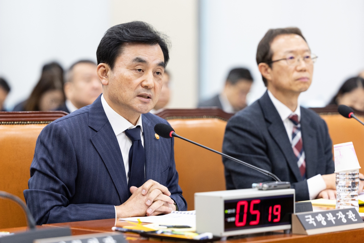 국방위 전체회의 답변하는 안규백 장관