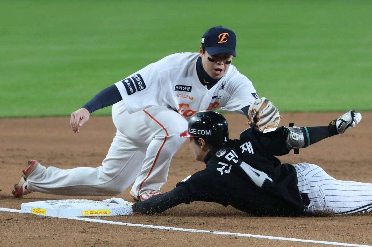 3루에서 승부 펼치는 신민재-노시환