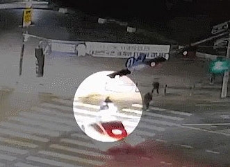 지난 2일 서울 종로구 동대문역 사거리에서 30대 남성 서모씨의 차량이 일본인 관광객 모녀를 향해 돌진하는 모습. 이 사고로 30대 딸이 다치고 50대 어머니는 숨졌다. 채널A 캡처