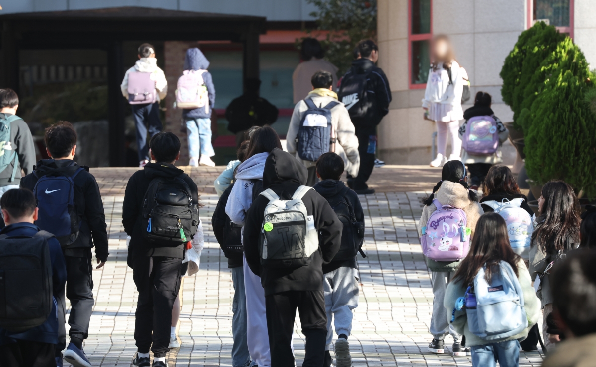 기사와 직접 관련 없는 자료사진. 아침 최저기온이 영하권까지 떨어진 27일 한 초등학교 앞에서 아이들이 두터운 외투를 입고 등교를 하고 있다. 2025.10.27 뉴스1