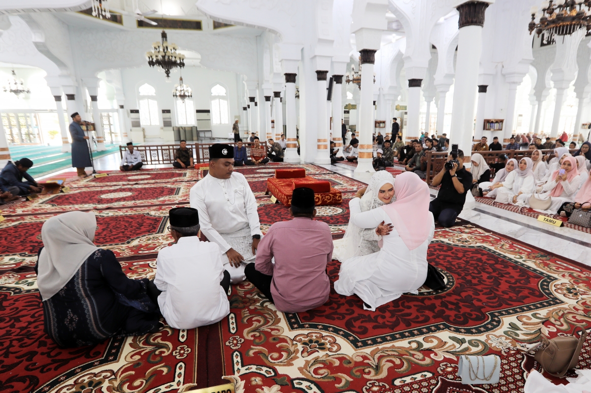 인도네시아 아체에서 열린 이슬람 결혼식에서 결혼 서약을 하고 있다. 2025.10.27 EPA 연합뉴스