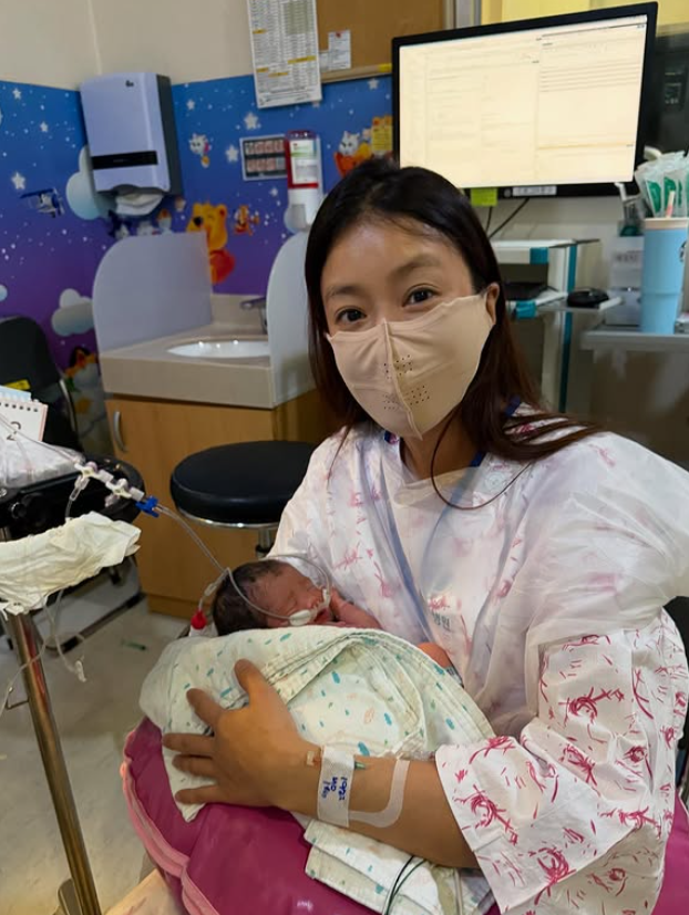 배우 이시영(43)이 전남편과 이혼 뒤 냉동 배아 이식으로 임신한 둘째를 무사히 출산했다고 알렸다. 인스타그램