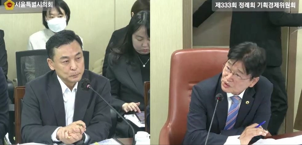 지난 4일 열린 기획조정실 행정사무감사에서 정상훈 기획조정실장에게 질의하는 김용일 의원(오른쪽)