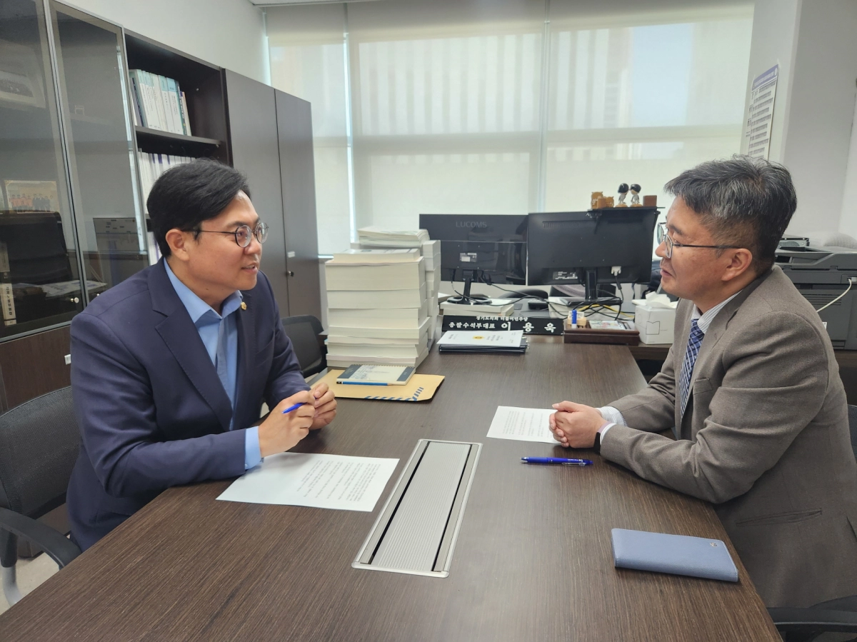 이용욱 의원이 5일 경기도 복지국장과 간담회를 가져 2026년도 재가노인지원서비스 도비 전액 삭감 결정에 대한 문제를 제기하고 재검토 등 책임있는 대책 마련을 주문하고 있다.(사진=경기도의회)