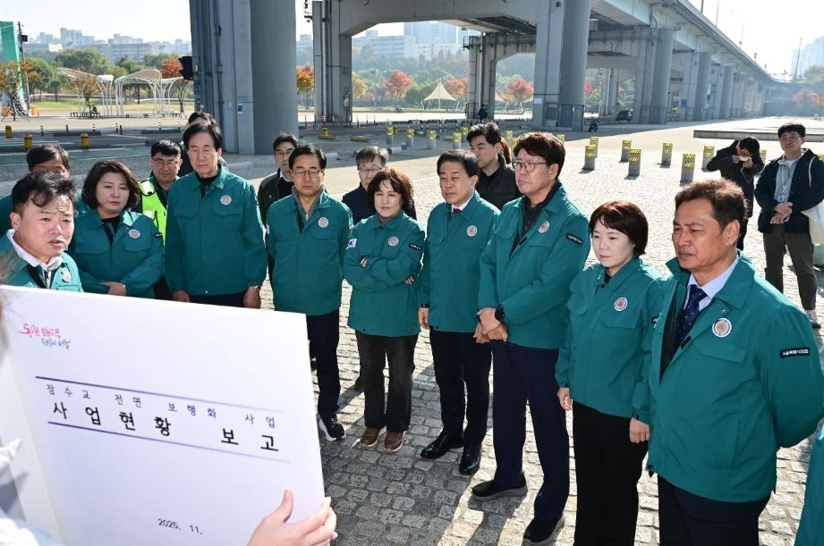 지난 5일 잠수교 전면 보행화 설계변경 현장 점검을 실시한 서울시의회 도시안전건설위(위원장 강동길)