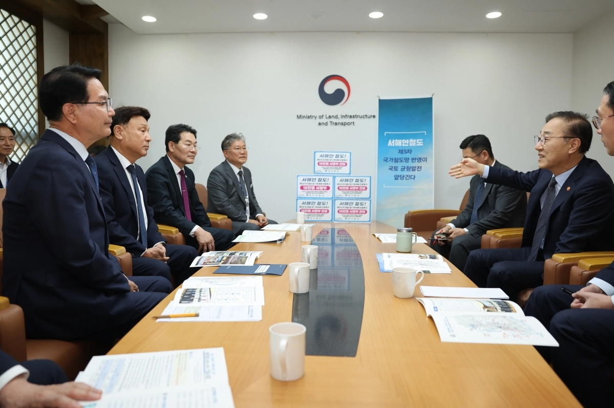 전남·북 5개 지자체 단체장이 서해안철도 건설을 촉구하는 주민 10만 서명부를 국토교통부장관에게 전달하고 환담하고 있다. (영광군 제공)