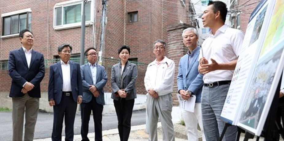 최재란 서울시의원(왼쪽에서 네 번째)은 지난 2023년 9월, 황희 더불어민주당 양천갑 국회의원(왼쪽 첫 번째) 서울주택도시공사 김헌동 사장과 함께 염창역 역세권 활성화사업 대상지를 방문해 추진 현황을 점검했다.