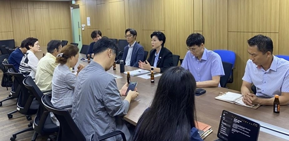 주민간담회를 여러 차례 열고 주민들의 목소리를 청취한 최재란 의원(오른편 가운데)