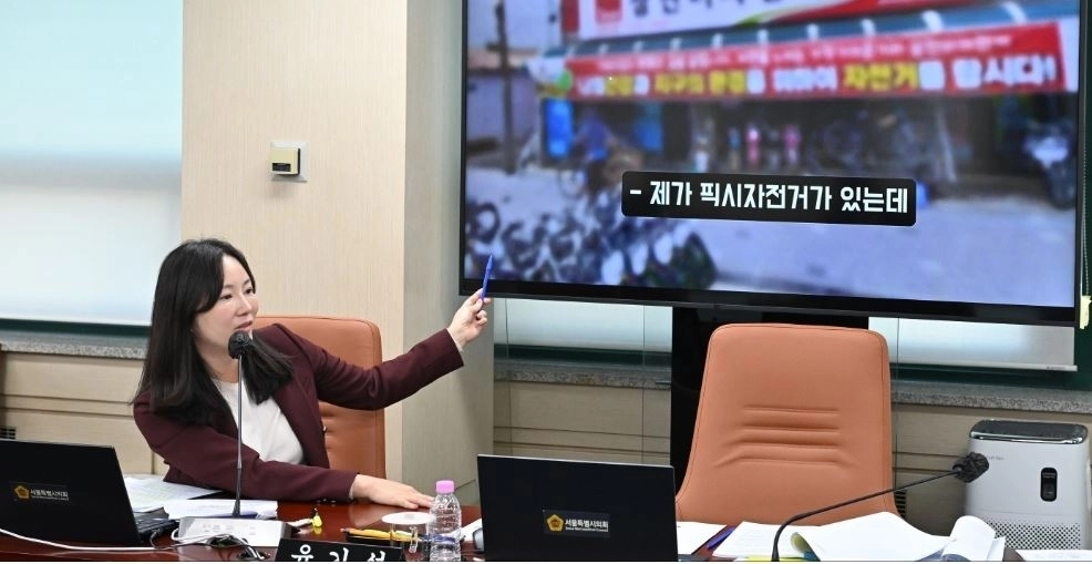 윤영희 의원이 자전거 수리점(일명 따릉이포) 현장 실태에 대해 설명하고 있다.