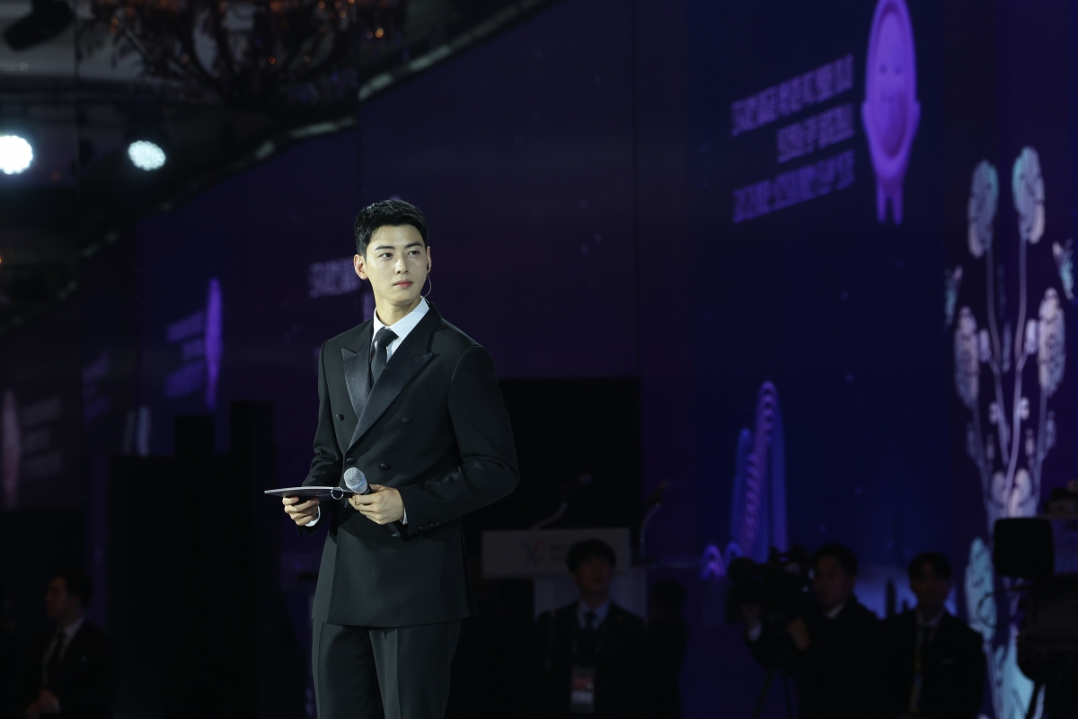 배우 차은우가 경북 경주시 라한셀렉트호텔에서 열린 2025 아시아태평양경제협력체(APEC) 정상회의 환영 만찬에서 사회를 보고 있다. 2025.10.31. 연합뉴스