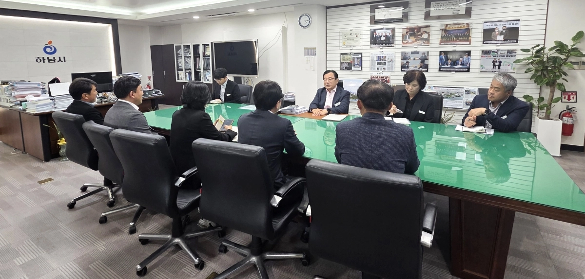 하남시의회 의장단과 상임위원장단은 지난 5일 이현재 하남시장실을 방문해 문화 예산 삭감 발언에 대한 유감의 뜻을 표명하고, 내년 예산 심사를 앞두고 하남발전을 위한 협치 의지를 재확인했다. 하남시의회 제공